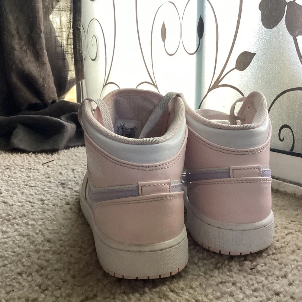 Girls Air Jordan shoes - pink and purple - Picture 3 of 5